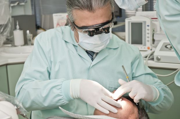 Dentista nello svolgimento del suo lavoro
