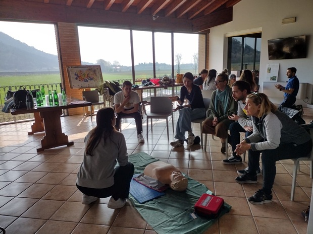 Gruppo di persone partecipa al corso BLS-D
