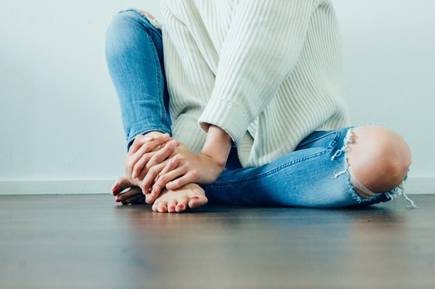 Ragazza seduta per terra