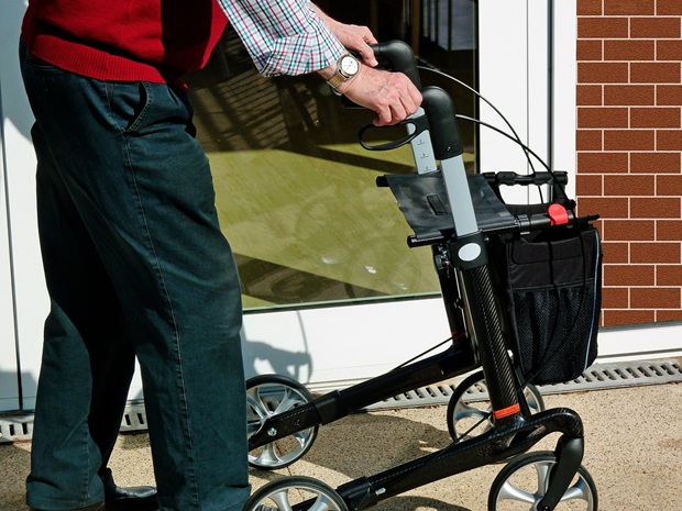 Anziano con Rollator