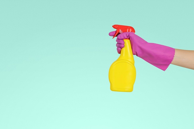 Mano in azione con spray