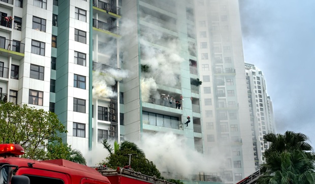 Vigili del fuoco intervengono su un edificio in fiamme