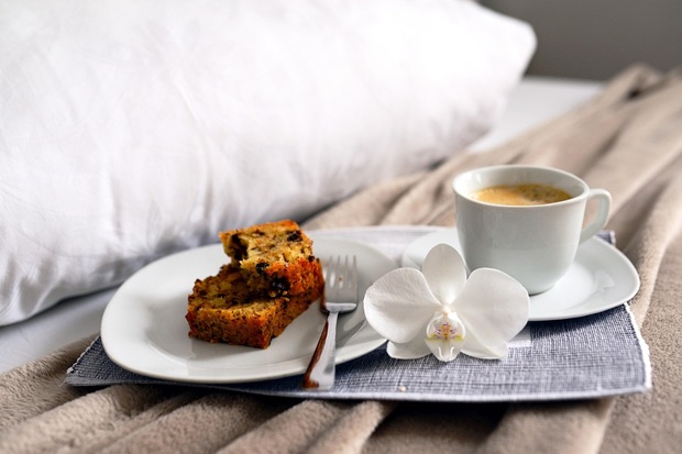 Tazza di caffè con fetta di torta