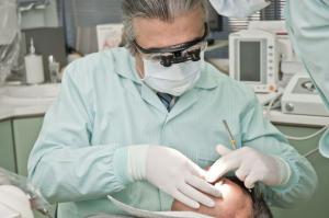 Dentista nello svolgimento del suo lavoro