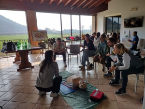 Gruppo di persone partecipa al corso BLS-D