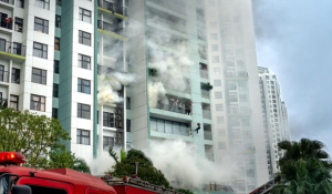 Vigili del fuoco intervengono su un edificio in fiamme