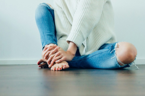 Ragazza seduta per terra