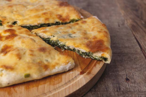 Torta salata con cipolle rosse e spinaci